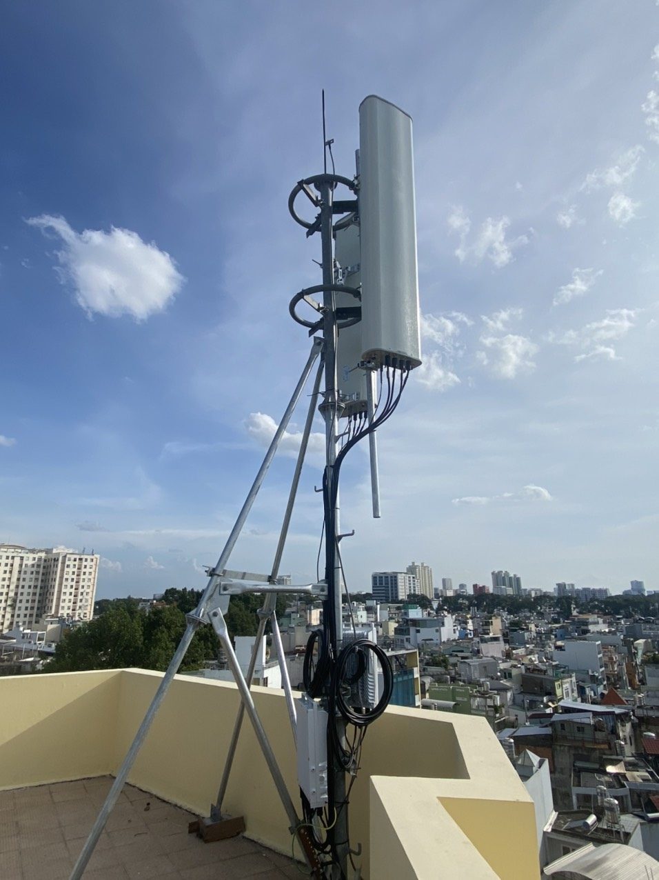 Cột anten Phi 90 cao 6m - 2 anten đa hướng phủ sóng